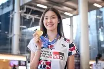 Ngo Thi Huong: Vietnam's Fencing Beauty Queen Radiates with Prestigious Gold Medal-0