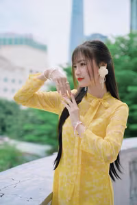 VGU No.105: Vietnamese Girl in Yellow Áo Dài Shines in Modern City – Captivating Beauty-2