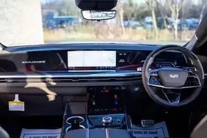 Stunning Cadillac Escalade ESV 2025: The Ultra-Luxury SUV Pricier Than Lamborghini Urus!-11