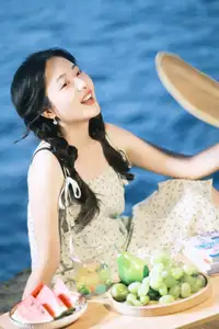 YiTuYu Vol.8724 Bu Yu: Serene Summer Bliss by the Tranquil Blue Water-15