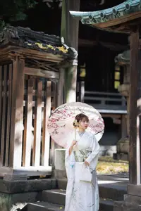 Elegant Kimono: Serene Asian Beauty with Traditional Japanese-2