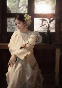 Graceful Vietnamese Woman: Timeless Traditional Charm 1000026935-1