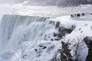 Experience the Magic of Niagara Falls: North America’s Largest Waterfall Partially Frozen into a Stunning Winter Wonderland Landscape-7