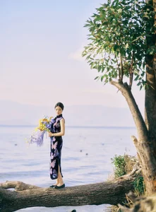 Ethereal Elegance: Ju Xiao Tao’s Blue Cheongsam Serenity at Erhai Lake-23