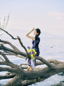 Ethereal Elegance: Ju Xiao Tao’s Blue Cheongsam Serenity at Erhai Lake-8