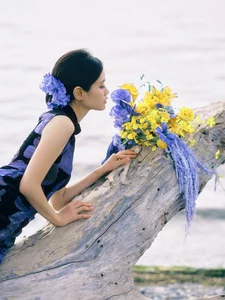 Ethereal Elegance: Ju Xiao Tao’s Blue Cheongsam Serenity at Erhai Lake-11