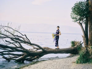 Ethereal Elegance: Ju Xiao Tao’s Blue Cheongsam Serenity at Erhai Lake-2