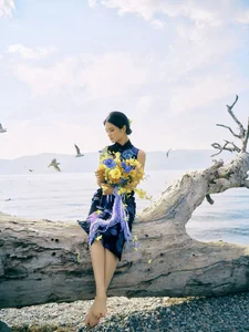 Ethereal Elegance: Ju Xiao Tao’s Blue Cheongsam Serenity at Erhai Lake-13