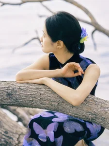 Ethereal Elegance: Ju Xiao Tao’s Blue Cheongsam Serenity at Erhai Lake-17