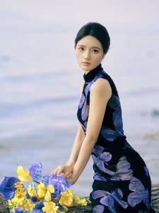 Ethereal Elegance: Ju Xiao Tao’s Blue Cheongsam Serenity at Erhai Lake-4