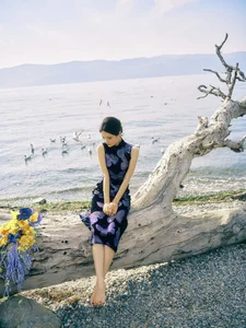 Ethereal Elegance: Ju Xiao Tao’s Blue Cheongsam Serenity at Erhai Lake-19
