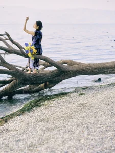 Ethereal Elegance: Ju Xiao Tao’s Blue Cheongsam Serenity at Erhai Lake-6