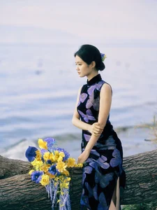 Ethereal Elegance: Ju Xiao Tao’s Blue Cheongsam Serenity at Erhai Lake-0