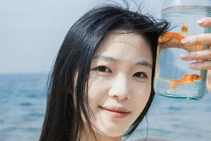 Elegant Red Aesthetic Portrait Series by Art Language Vol.9312 Featuring Model Pu Tao: A Visual Study of Color, Goldfish, and Artistic Expression-13