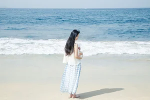 Elegant Red Aesthetic Portrait Series by Art Language Vol.9312 Featuring Model Pu Tao: A Visual Study of Color, Goldfish, and Artistic Expression-14