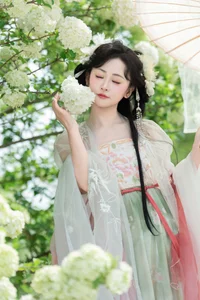 Ethereal Hanfu Beauty Amidst White Blooms - YiTuYu Vol.8889 Jiao Yi Zhi Sui Sui-18