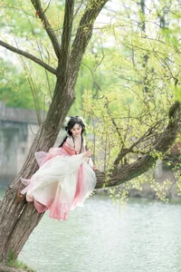 Ethereal Hanfu Beauty Amidst White Blooms - YiTuYu Vol.8889 Jiao Yi Zhi Sui Sui-1