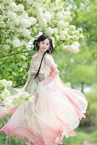 Ethereal Hanfu Beauty Amidst White Blooms - YiTuYu Vol.8889 Jiao Yi Zhi Sui Sui-23