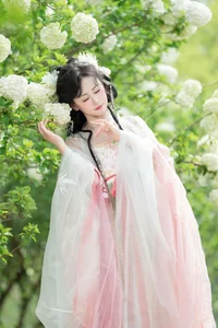 Ethereal Hanfu Beauty Amidst White Blooms - YiTuYu Vol.8889 Jiao Yi Zhi Sui Sui-10