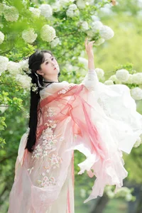 Ethereal Hanfu Beauty Amidst White Blooms - YiTuYu Vol.8889 Jiao Yi Zhi Sui Sui-4