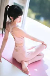 Coser Cherry Meow: Ethereal Beauty in Pink Yoga Attire-7