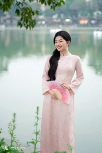 Graceful Muse in Traditional Pink Ao Dai-1
